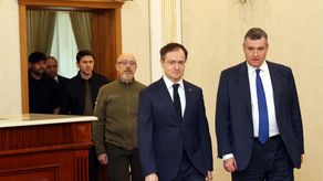 El ministro de Defensa de Ucrania, Oleksii Reznikov, el asistente presidencial ruso Vladimir Medinsky y otros miembros de ambas delegaciones.