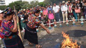 Candidata indígena Thelma Cabrera recorre en caravana municipios de Guatemala