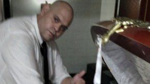 Se entrega uno de los empleados que se fotografió con el cadáver de Maradona