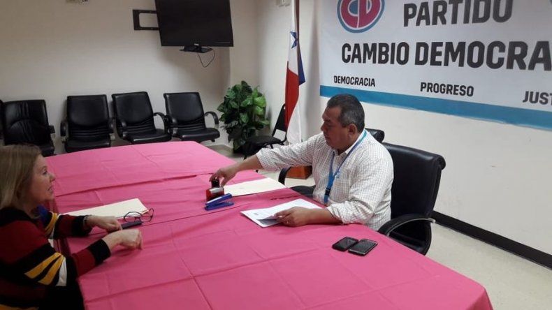 Giselle Burillo se postula para candidata a la Presidencia por CD