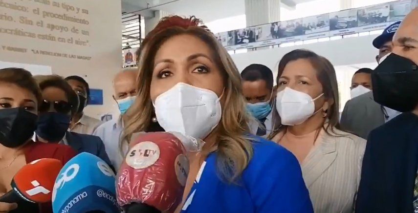 La diputada Yanibel Ábrego acompñada de diputados del partido Cambio Democrático (CD).