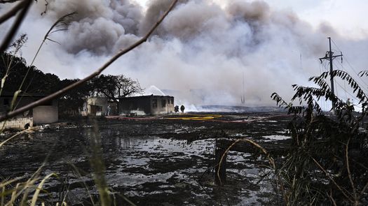 El incendio comenzó la noche del viernes cuando un rayo impactó en un contenedor de crudo.