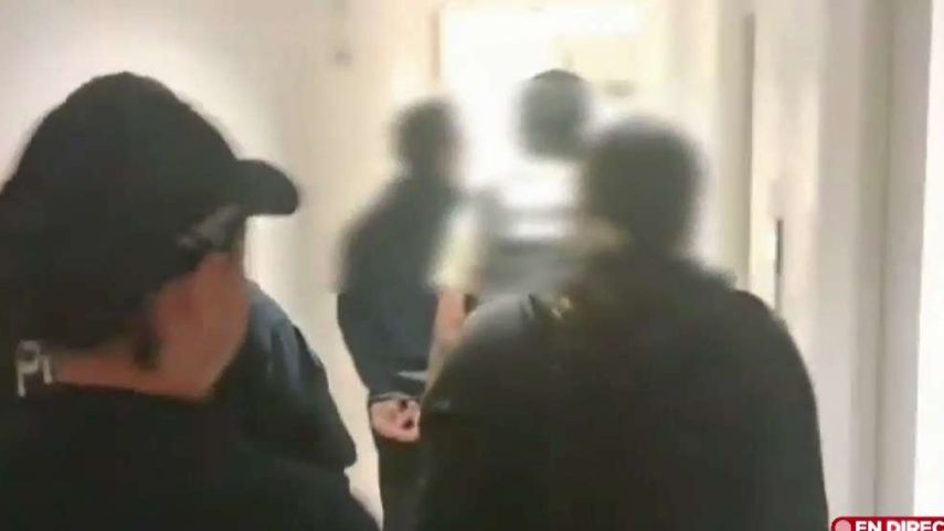 Pareja es detenida en Brisas del Golf tras estafar a clientes con trabajos falsos.