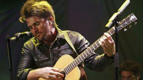 Juanes pisa nuevo territorio con Loco de amor