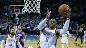 Westbrook marca 32 y pelea con Beverley