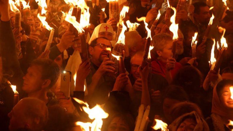 Miles de cristianos ortodoxos celebran la Luz Sagrada en Jerusalén