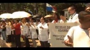 Gremios médicos protestan en la avenida Balboa