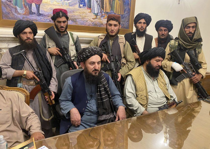 Caos en Kabul con miles tratando de escapar del país