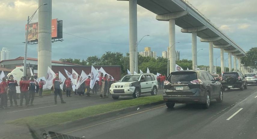 Protesta en la vía Domingo Díaz en Villa Lucre.