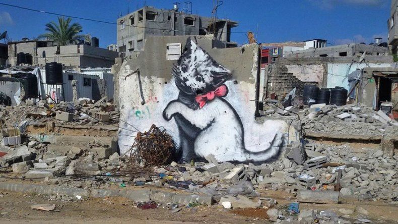 Banksy deja su huella en los muros de Gaza