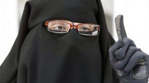 Velo aceptado y escote censurado: ¿Controla Turquía como visten mujeres?
