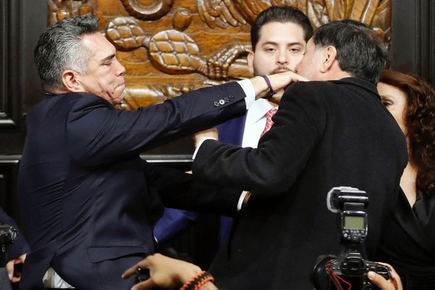 Senadores en México protagonizan pelea