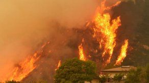 Muere bombero durante combate de incendio en California