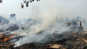 Incendio arrasa miles de chozas en un campo de la minoría rohingya en Birmania