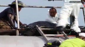 Bomberos rescatan a obreros que cayeron dentro de un tanque de aceite