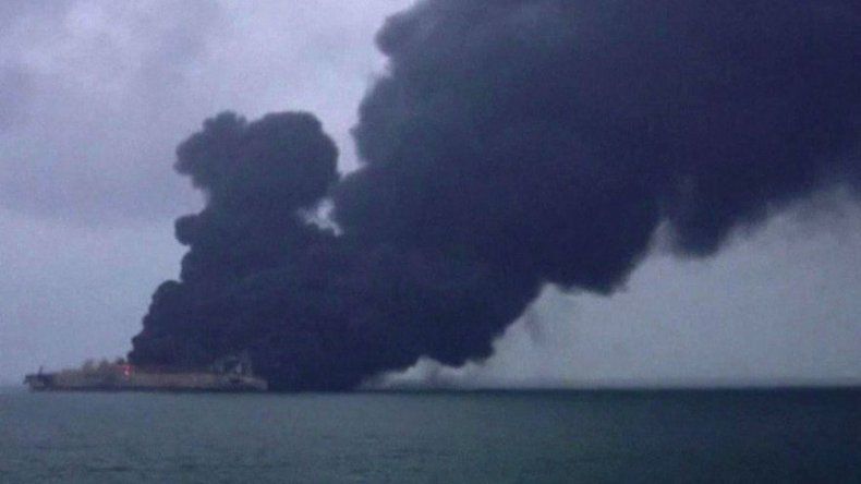 Riesgo de explosión de petrolero con bandera panameña en llamas frente a costa de China