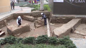 Hallan restos de una capilla del siglo XVII bajo una plaza de Lima
