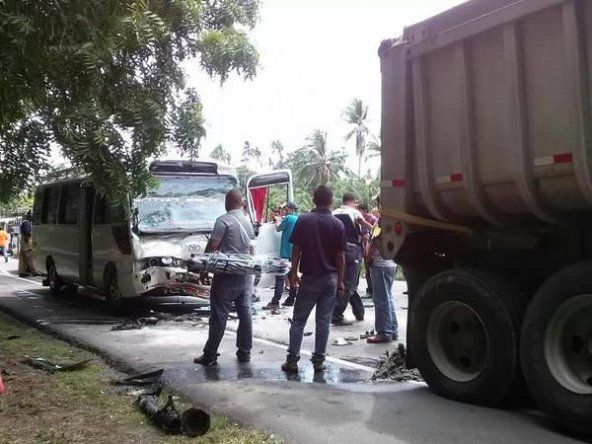 Bus y volquete colisionan cerca de Las Uvas de San Carlos