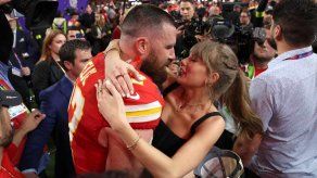 Taylor Swift y Travis Kelce se hacen viral por celebración del Super Bowl 2024.