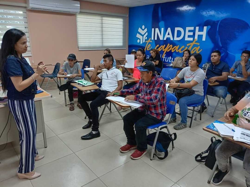 &nbsp;cursos de inglés e informática del INADEH de Chitré