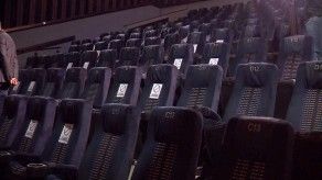 Autoridades realizan inspección de una sala de cine en Panamá