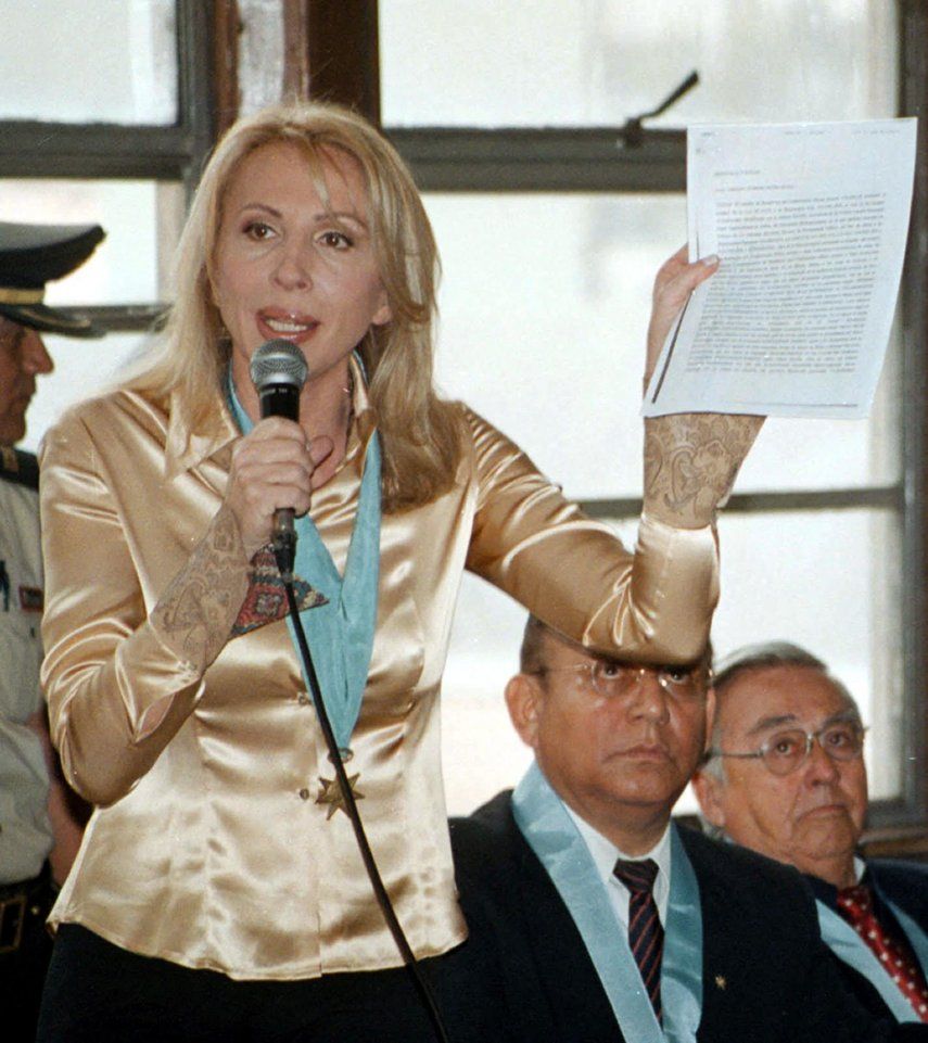 Laura Bozzo, acusada de fraude, con salud delicada y buscada por la Interpol