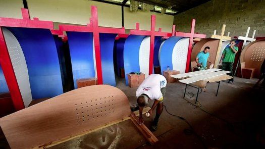 Presos panameños sueñan ser libres fabricando confesionarios para el papa