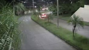 Conductor choca contra un poste de tendido eléctrico en Brisas del Golf