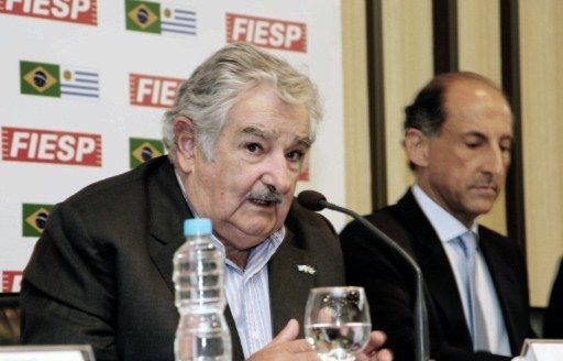 Mujica desea buena salud a Chávez y cree que va a ganar