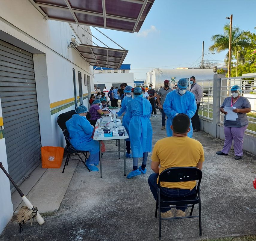 Personal de salud realiza toma de hisopados.