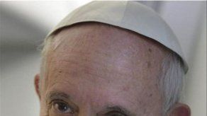 Papa Francisco recibe un premio por conducir un programa de televisión