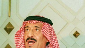 El rey saudí visita mezquita de La Meca tras accidente con más de 100 muertos