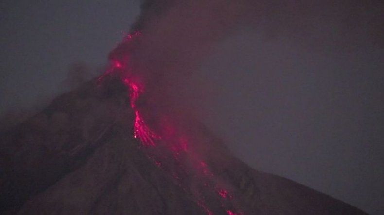 Volcán de Fuego de Guatemala lanza ceniza a poblados tras potente erupción