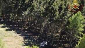 Fotos del suceso tomadas por los bomberos de Italia muestran los restos retorcidos del teleférico en un escampado cerca de pinos.