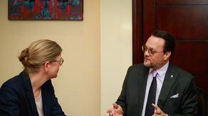 Ministro de Comercio, Julio Moltó, se reúne con la embajadora de Australia, Rachel Moseley.
