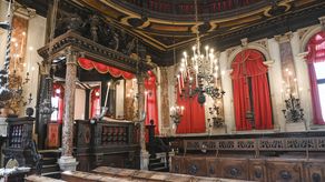 La zona, que estaba trancada de noche, se convirtió en el primer gueto de Europa y es hasta el día de hoy el corazón de la comunidad judía de Venecia, especialmente en la zona Cannaregio.