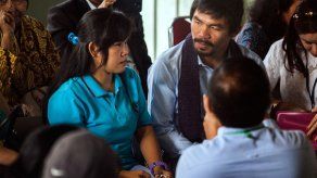 Pacquiao visita a una compatriota condenada a muerte en Indonesia