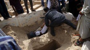 Enterrados dos niños que murieron en el mismo naufragio que Aylan