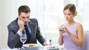Papa contra el móvil en la mesa de comer Papa contra el móvil en la mesa de comer