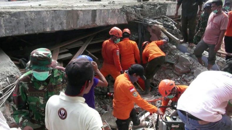 Potente sismo en Indonesia deja al menos 97 muertos