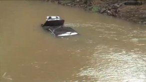 Conductor pierde el control de su auto y cae al Río Caimito