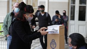 La jornada estuvo marcada por las demoras en los centros de votación debido a los protocolos sanitarios por la pandemia de covid-19.