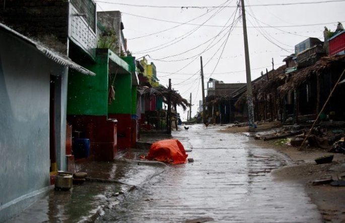 Ciclón Phailin azota el este de India