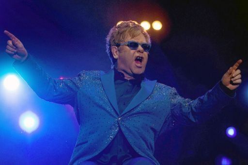 Elton John ofrece velada íntima en su primera presentación en Paraguay