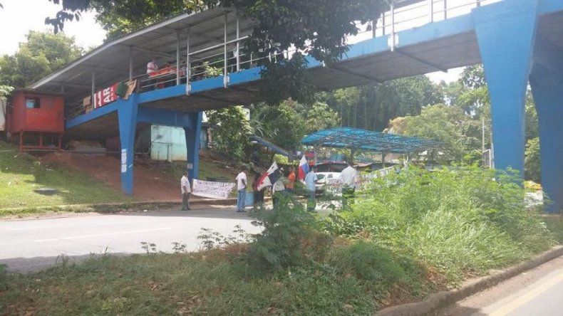 Jubilados cierran por 2do. día la vía Transístmica, tráfico vehicular