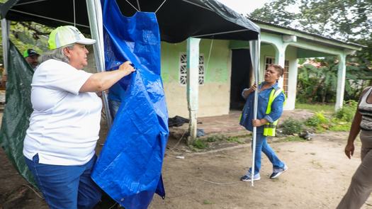 Ministra del MIDES entrega carpas a familias afectadas por el terremoto Ministra del MIDES entrega carpas a familias afectadas por el terremoto