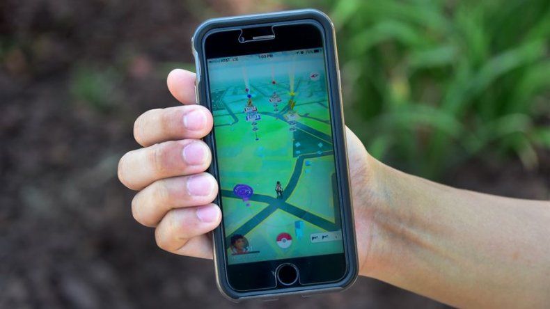 Hombre queda atrapado en lodo al jugar Pokémon Go de noche