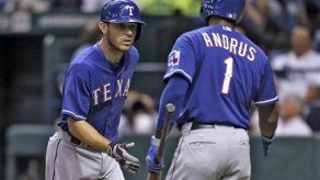 Rangers alcanzan a Rays en lucha por el comodín