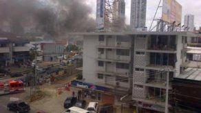 Bomberos atienden incendio en edificio ubicado en Calle 50