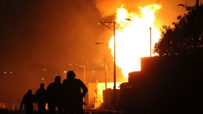 Bomberos trabajan para extinguir el incendio en el lugar de un incendio masivo luego de la explosión de un oleoducto clandestino en Puebla, estado de Puebla, México.